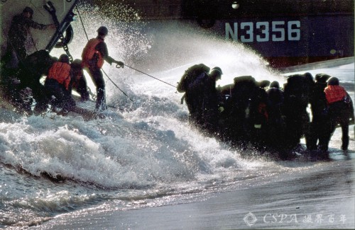 10、1995年11月，“成功5号”演习在福建东山岛拉开帷幕，登陆步兵紧急装载。李靖摄