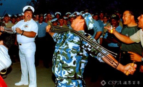 13、1997年9月10日，美舰访问青岛，与我海军官兵举行中美水兵竞赛。李靖摄