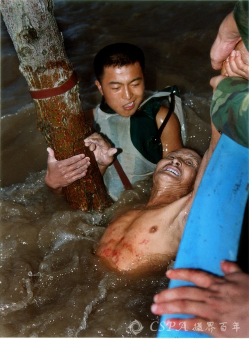 16、1998年8月1日晚，簰洲湾长江干堤溃口，抗洪战士奋力营救遇险群众。 李靖