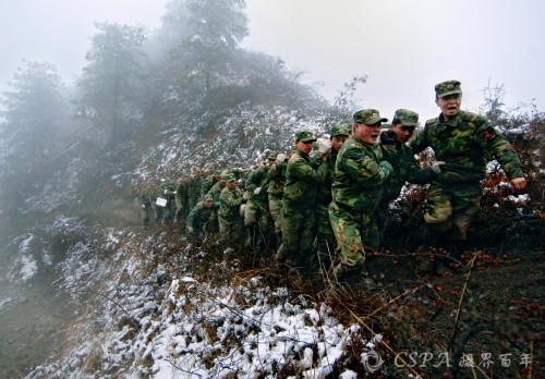 23、2008年2月18日，为了让群众过上明亮的元宵节，驻渝某红军师在黔抗冰雪。李靖摄 