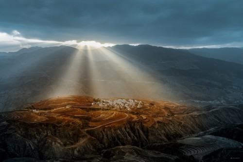 曙光照山村