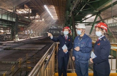组照7 拍摄于2022年2月25日，税务人员走进攀钢集团轨梁厂，税务人员了解生产流程