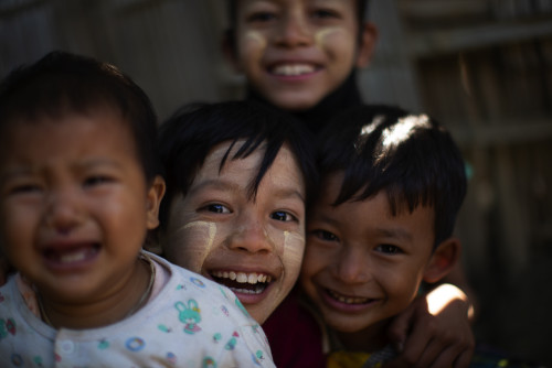 笑与哭20年1月27日拍摄于缅甸