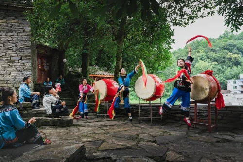 岳芳 鼓韵苗乡